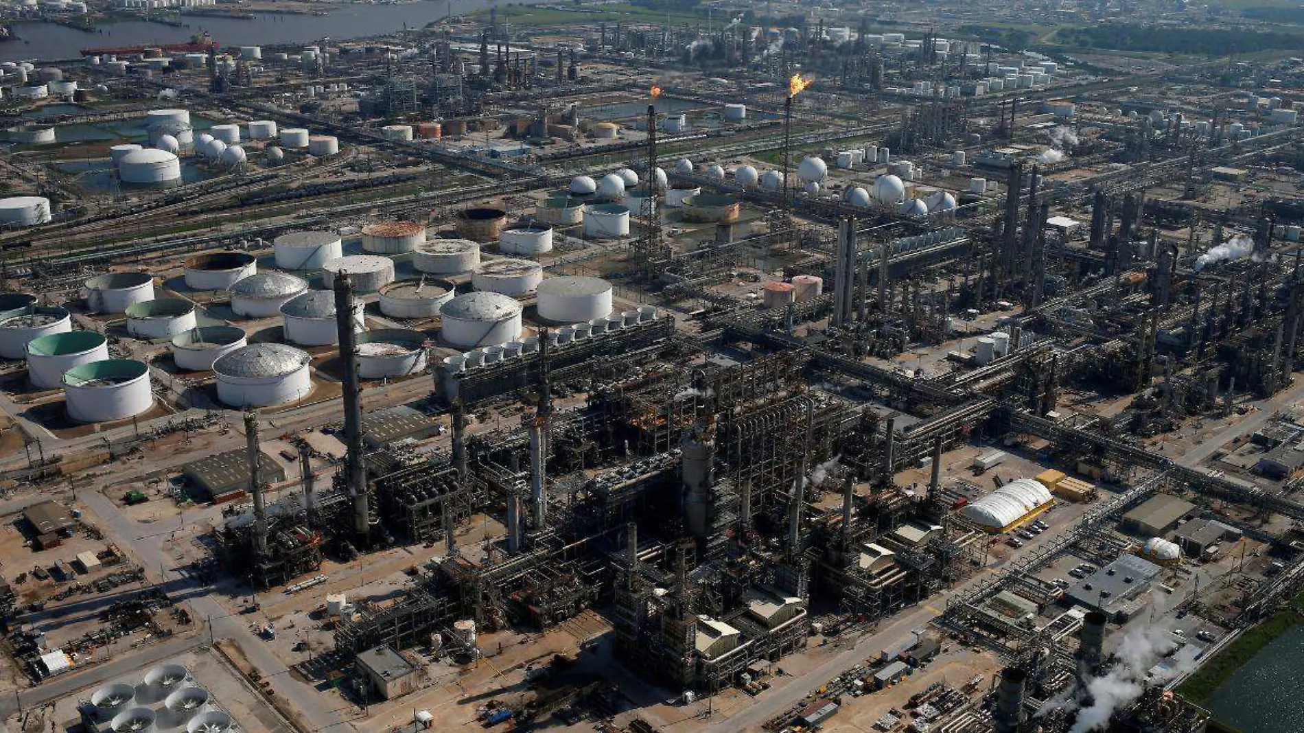 Declaran incendio en refinería Deer Park de Pemex en Texas